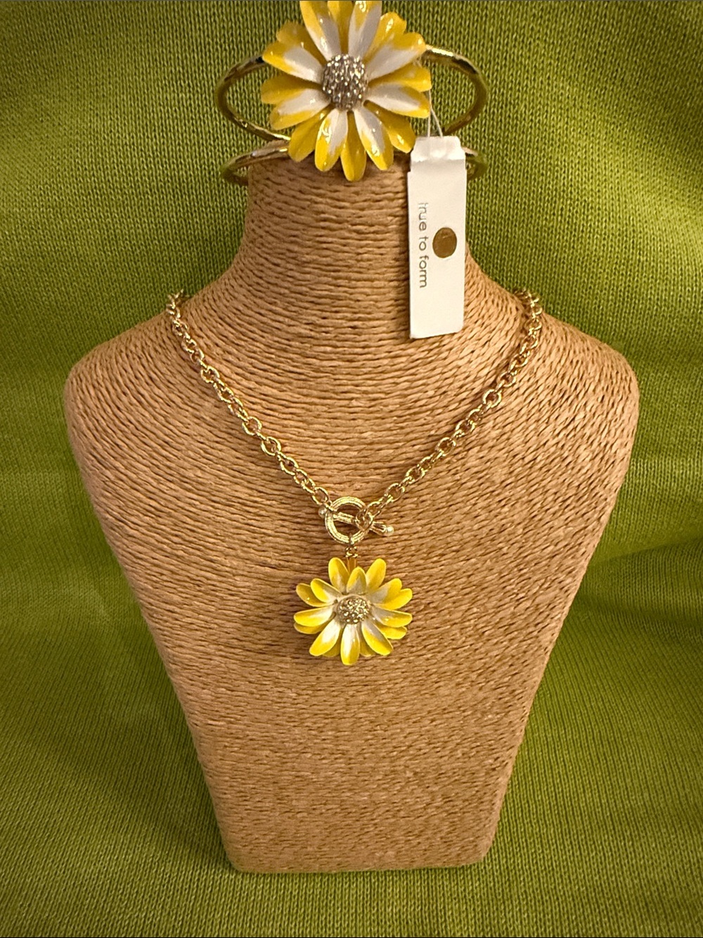 NWT Yellow Daisy Pendant Necklace and Bangle Set